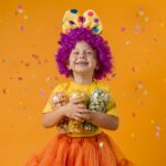 chica-disfraz-payaso-caramelos_23-2148737593.jpg