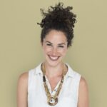 mujer-caucasica-sonriente-casual_53876-137684.jpg